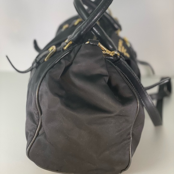 Prada Nylon and leather bag with gold hardware and removable strap - Picture 11 of 14